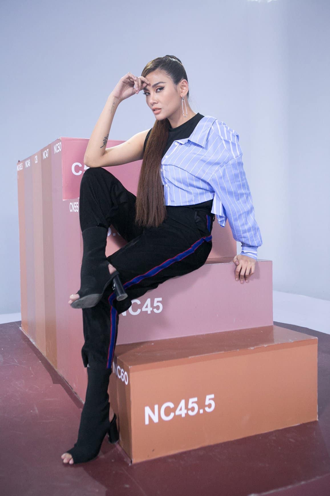 Một đôi boot đi liền suốt 4 tập The Face nhưng cái hay là mỗi tập Võ Hoàng Yến lại có cách mix đồ khác hẳn nhau - Ảnh 2.