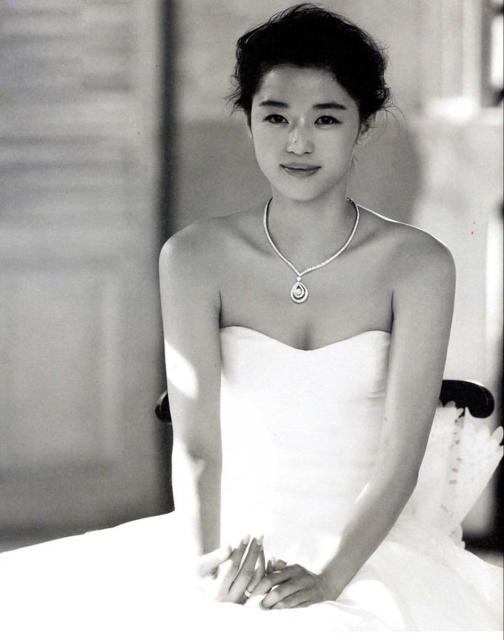 Ảnh cưới của mợ chảnh Jeon Ji Hyun gây sốt sau 6 năm: Huyền thoại nhan sắc đỉnh nhất Kbiz là đây! - Ảnh 9. Ảnh cưới của mợ chảnh Jeon Ji Hyun gây sốt sau 6 năm: Huyền thoại nhan sắc đỉnh nhất Kbiz là đây! - Ảnh 9.