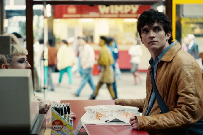 Black Mirror: Bandersnatch - Bộ phim theo phong cách tương tác đầu tiên của Netflix liệu có làm nên chuyện? - Ảnh 5. Black Mirror: Bandersnatch - Bộ phim theo phong cách tương tác đầu tiên của Netflix liệu có làm nên chuyện? - Ảnh 5.