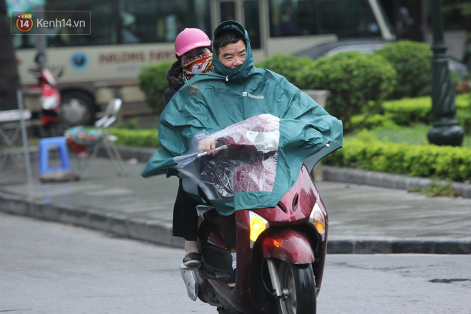 Chùm ảnh: Rét đậm rét hại chỉ còn 9 độ C, người Hà Nội đốt lửa sưởi ấm từ giữa trưa - Ảnh 4.