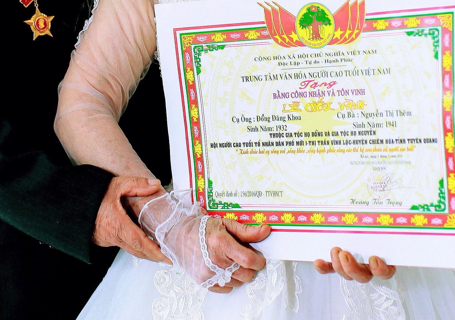 Cụ ông, cụ bà chụp ảnh kỷ niệm đám cưới vàng và câu chuyện tình yêu hơn 50 năm khiến biết bao thế hệ con cháu ghen tị - Ảnh 3. Cụ ông, cụ bà chụp ảnh kỷ niệm đám cưới vàng và câu chuyện tình yêu hơn 50 năm khiến biết bao thế hệ con cháu ghen tị - Ảnh 3.
