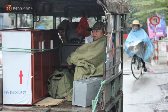 Chùm ảnh: Rét đậm rét hại chỉ còn 9 độ C, người Hà Nội đốt lửa sưởi ấm từ giữa trưa - Ảnh 16.