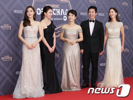 Thảm đỏ MBC Drama Awards: Sao nhí một thời lấn át Seohyun và loạt mỹ nhân hở bạo, So Ji Sub dẫn đầu dàn minh tinh - Ảnh 30.