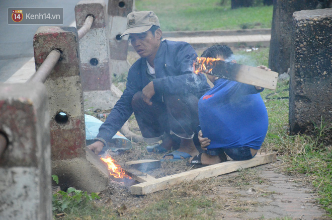 Chùm ảnh: Rét đậm rét hại chỉ còn 9 độ C, người Hà Nội đốt lửa sưởi ấm từ giữa trưa - Ảnh 13.