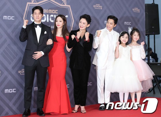 Thảm đỏ MBC Drama Awards: Sao nhí một thời lấn át Seohyun và loạt mỹ nhân hở bạo, So Ji Sub dẫn đầu dàn minh tinh - Ảnh 31.