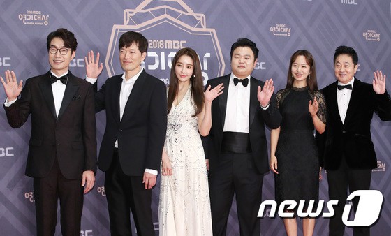 Thảm đỏ MBC Drama Awards: Sao nhí một thời lấn át Seohyun và loạt mỹ nhân hở bạo, So Ji Sub dẫn đầu dàn minh tinh - Ảnh 15.