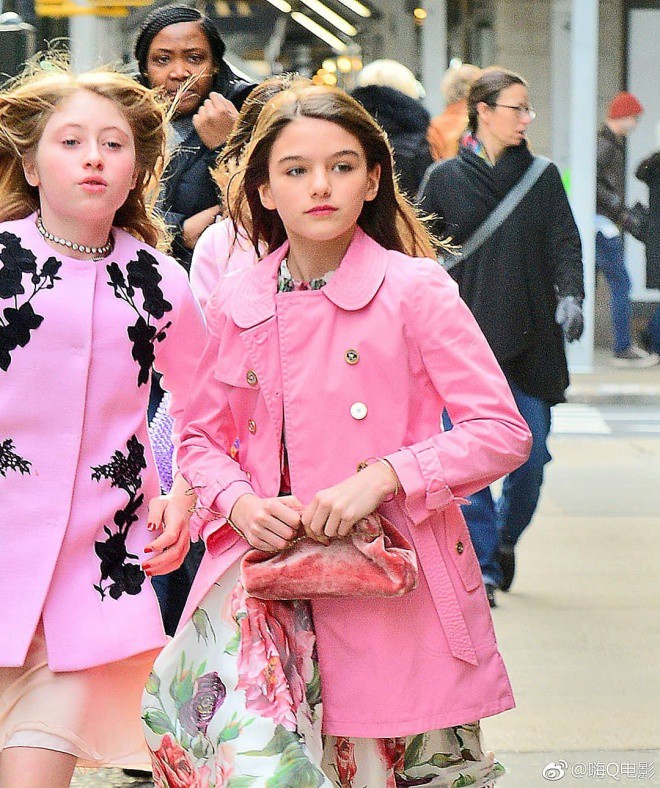 Rich kid chuẩn như Suri Cruise: Tái xuất xinh đẹp, sang chảnh bên hội bạn thân với áo hàng hiệu hàng chục triệu - Ảnh 1.