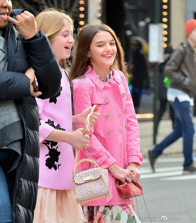 Rich kid chuẩn như Suri Cruise: Tái xuất xinh đẹp, sang chảnh bên hội bạn thân với áo hàng hiệu hàng chục triệu - Ảnh 2.