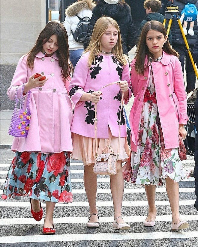 Rich kid chuẩn như Suri Cruise: Tái xuất xinh đẹp, sang chảnh bên hội bạn thân với áo hàng hiệu hàng chục triệu - Ảnh 3.