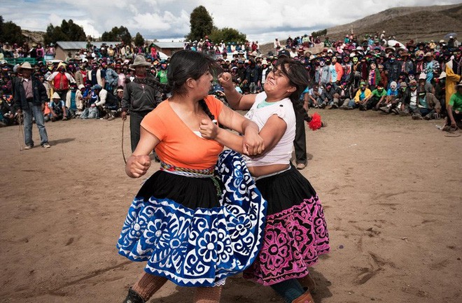 Người dân Peru đánh nhau tay bo để chào năm mới, bõ tức lại ôm nhau làm hòa - Ảnh 3.
