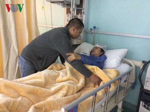 Người thân gặp mặt các nạn nhân vụ xe chở người Việt bị đánh bom - Ảnh 1. Người thân gặp mặt các nạn nhân vụ xe chở người Việt bị đánh bom - Ảnh 1.