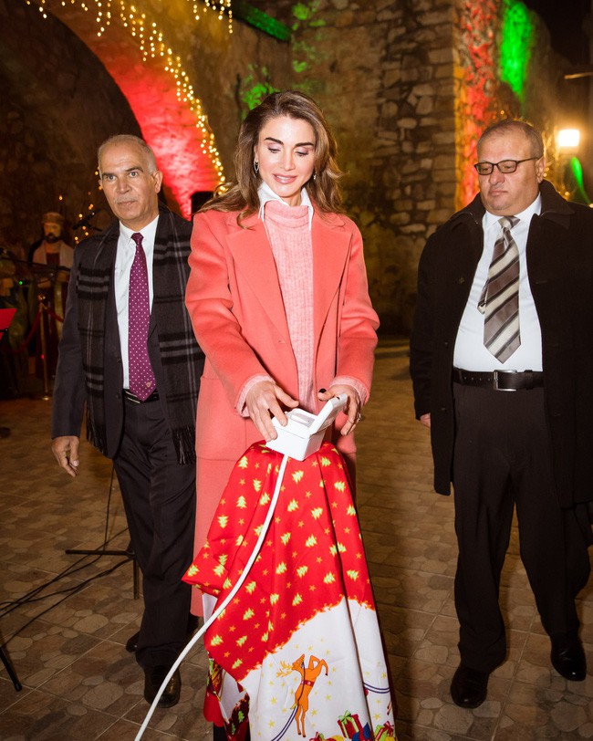 Bắt trend xuất sắc như Hoàng hậu Rania: Diện ngay màu chủ đạo của năm 2019 và còn minh họa cách mặc chuẩn đẹp - Ảnh 3.