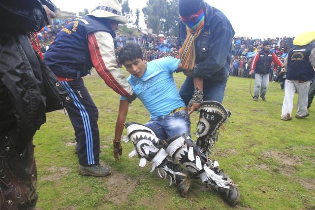 Người dân Peru đánh nhau tay bo để chào năm mới, bõ tức lại ôm nhau làm hòa - Ảnh 5.