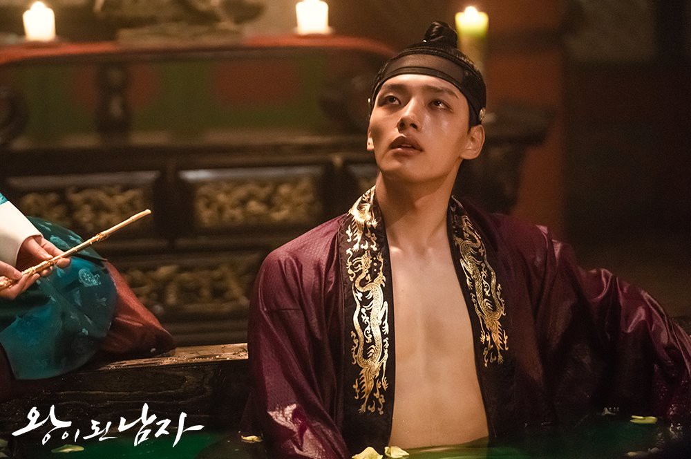 The Crowned Clown phiên bản truyền hình: Yeo Jin Goo liệu có vượt nổi cái bóng khổng lồ Lee Byung Hun? - Ảnh 12. The Crowned Clown phiên bản truyền hình: Yeo Jin Goo liệu có vượt nổi cái bóng khổng lồ Lee Byung Hun? - Ảnh 12.