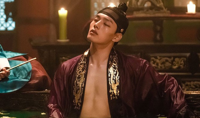 The Crowned Clown phiên bản truyền hình: Yeo Jin Goo liệu có vượt nổi cái bóng khổng lồ Lee Byung Hun? - Ảnh 11. The Crowned Clown phiên bản truyền hình: Yeo Jin Goo liệu có vượt nổi cái bóng khổng lồ Lee Byung Hun? - Ảnh 11.