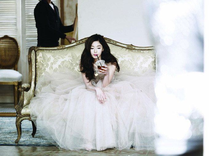 Ảnh cưới của mợ chảnh Jeon Ji Hyun gây sốt sau 6 năm: Huyền thoại nhan sắc đỉnh nhất Kbiz là đây! - Ảnh 1. Ảnh cưới của mợ chảnh Jeon Ji Hyun gây sốt sau 6 năm: Huyền thoại nhan sắc đỉnh nhất Kbiz là đây! - Ảnh 1.