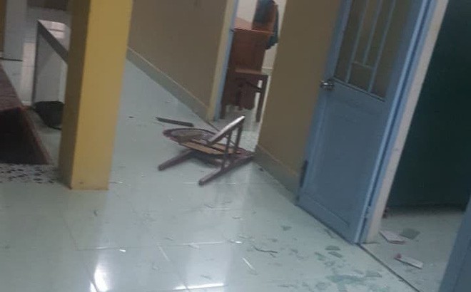 20 thanh ni&ecirc;n cầm hung kh&iacute; v&acirc;y r&aacute;p, đập ph&aacute; trụ sở c&ocirc;ng an v&agrave; qu&acirc;n sự - Ảnh 1.