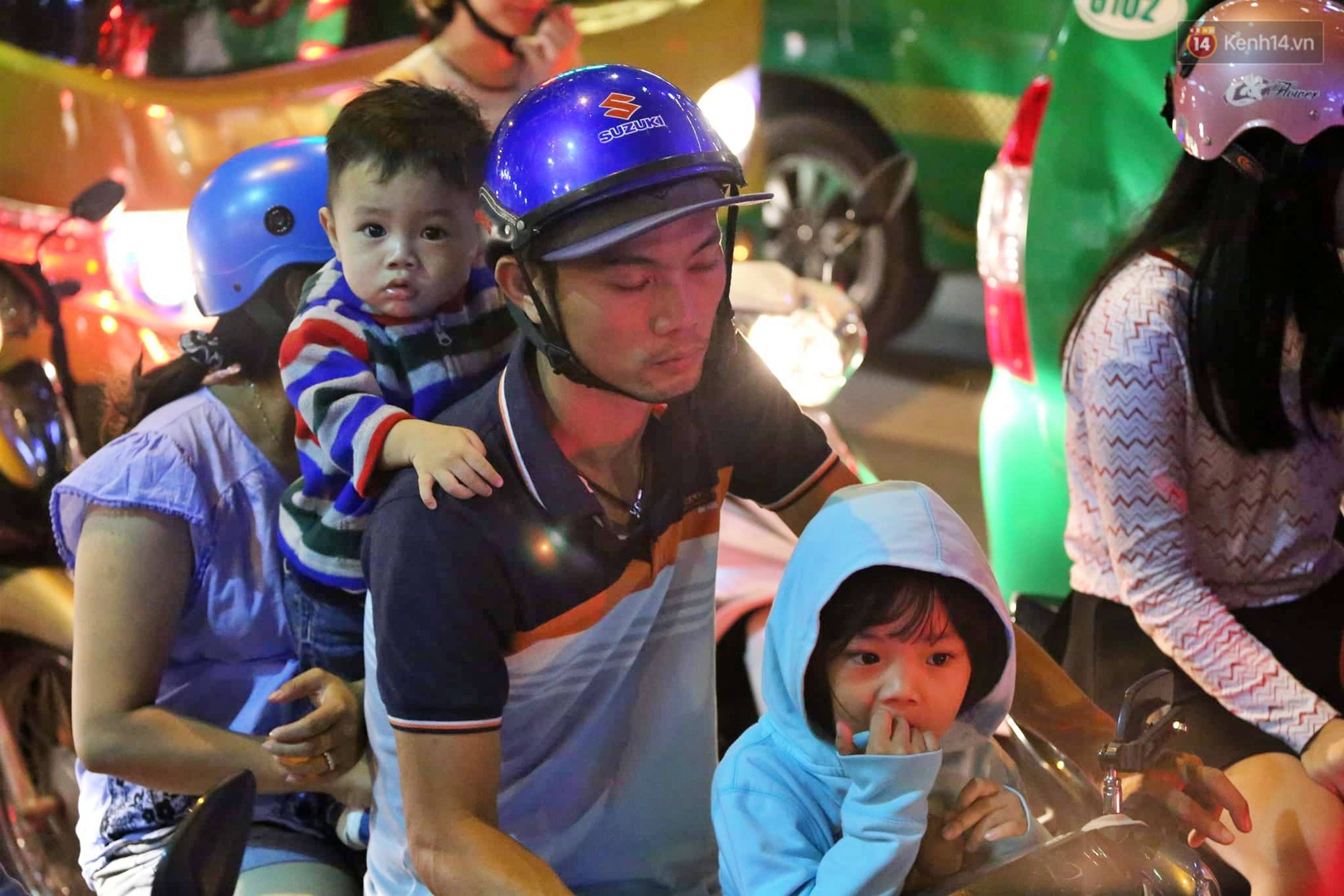 TP. HCM: Hàng nghìn người đổ xuống đường đón năm mới, khu vực trung tâm ùn tắc kéo dài nhiều cây số - Ảnh 4. TP. HCM: Hàng nghìn người đổ xuống đường đón năm mới, khu vực trung tâm ùn tắc kéo dài nhiều cây số - Ảnh 4.