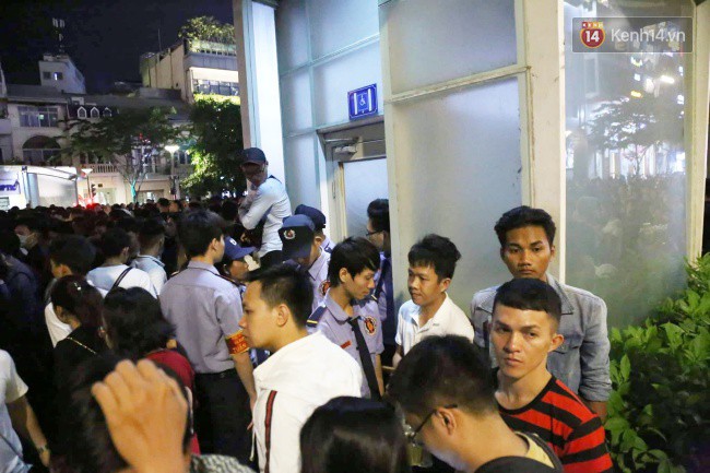 Người dân Sài Gòn toát mồ hôi chờ đợi nửa tiếng, chen nhau vào nhà vệ sinh giải quyết nỗi buồn - Ảnh 1.