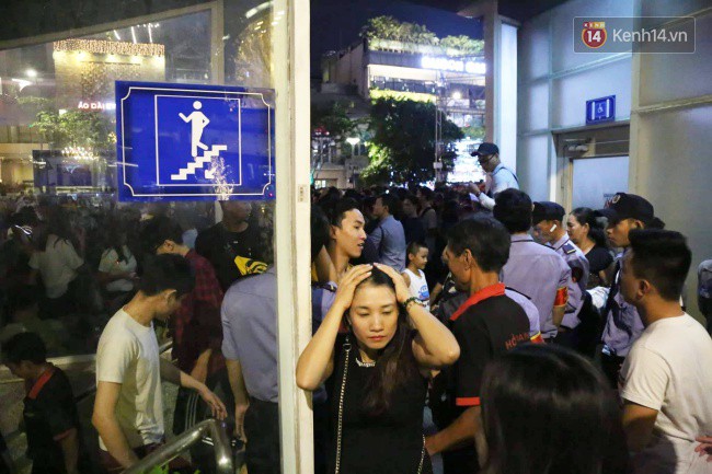 Người dân Sài Gòn toát mồ hôi chờ đợi nửa tiếng, chen nhau vào nhà vệ sinh giải quyết nỗi buồn - Ảnh 5.