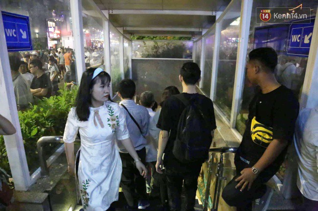 Người dân Sài Gòn toát mồ hôi chờ đợi nửa tiếng, chen nhau vào nhà vệ sinh giải quyết nỗi buồn - Ảnh 6.