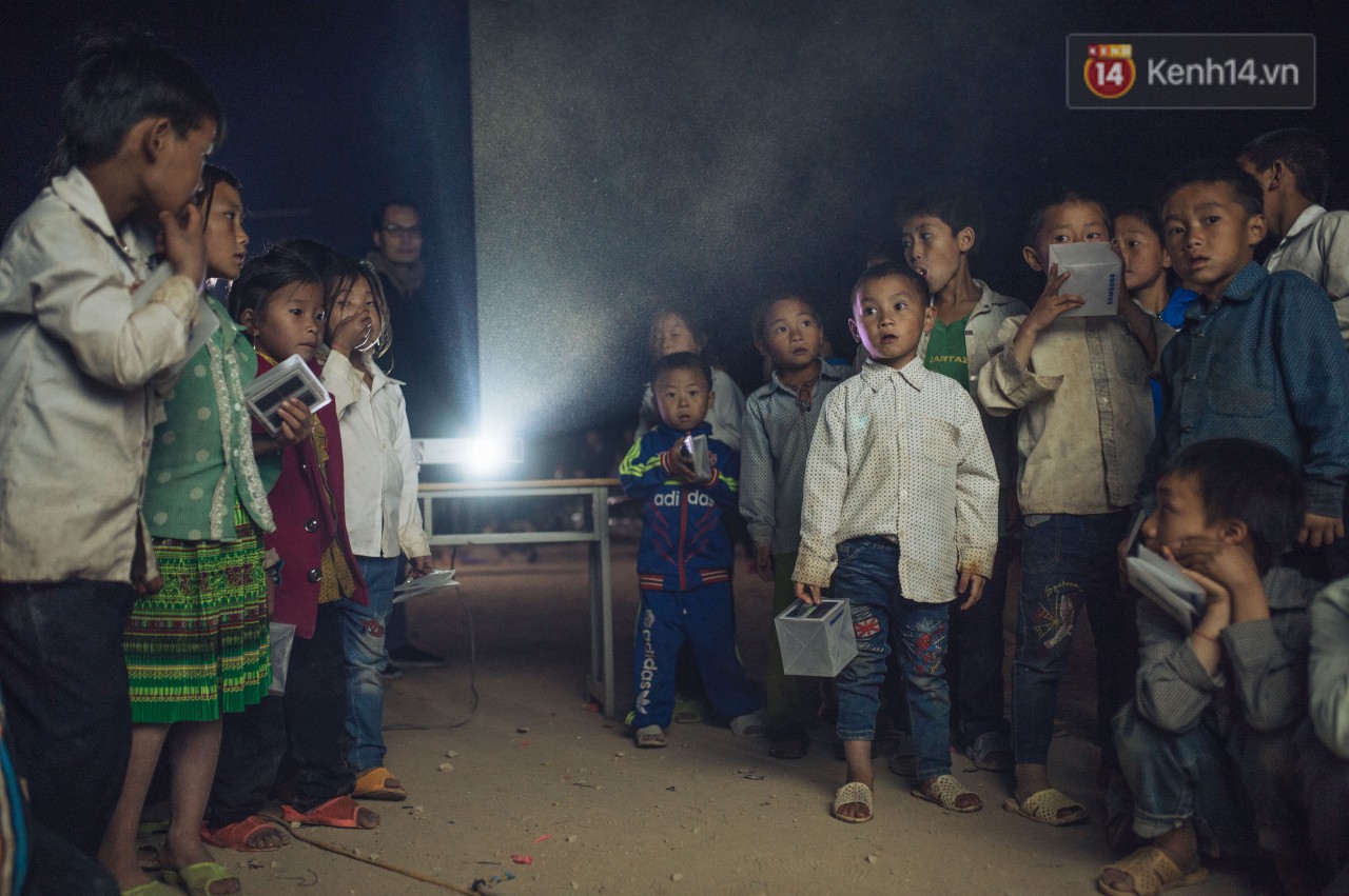 Trẻ nhỏ vùng biên dong đèn sáng rực đi xem ciné giữa núi rừng - Ảnh 8. Trẻ nhỏ vùng biên dong đèn sáng rực đi xem ciné giữa núi rừng - Ảnh 8.
