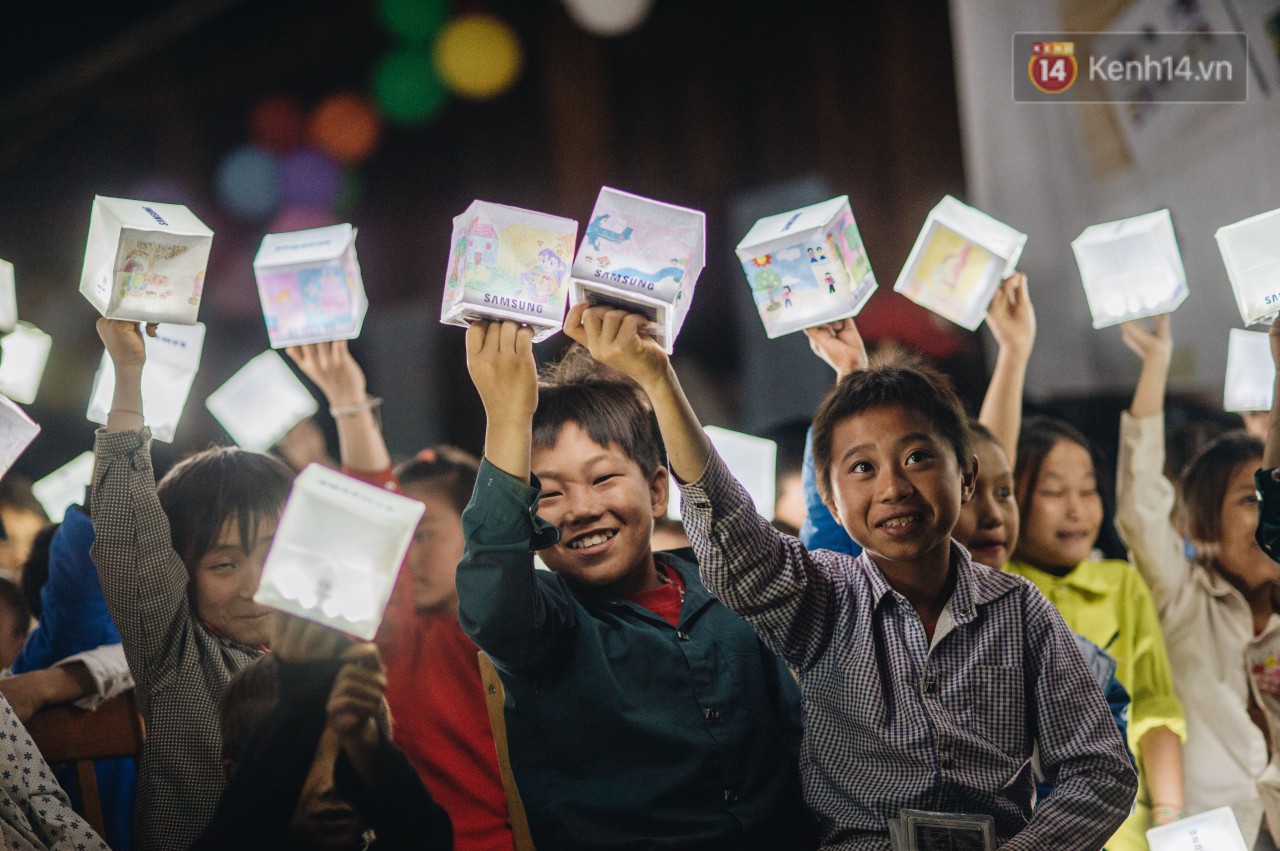 Trẻ nhỏ vùng biên dong đèn sáng rực đi xem ciné giữa núi rừng - Ảnh 1. Trẻ nhỏ vùng biên dong đèn sáng rực đi xem ciné giữa núi rừng - Ảnh 1.