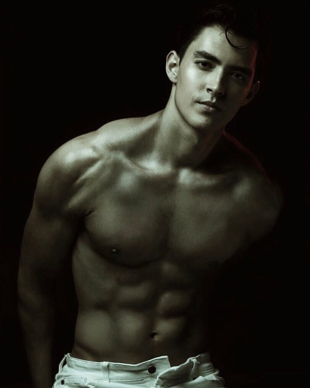Tranh cãi chưa đủ, Mạc Trung Kiên còn bị mang lên bàn cân so sánh body với hai Quán quân nam của “The Face Thailand” - Ảnh 9.