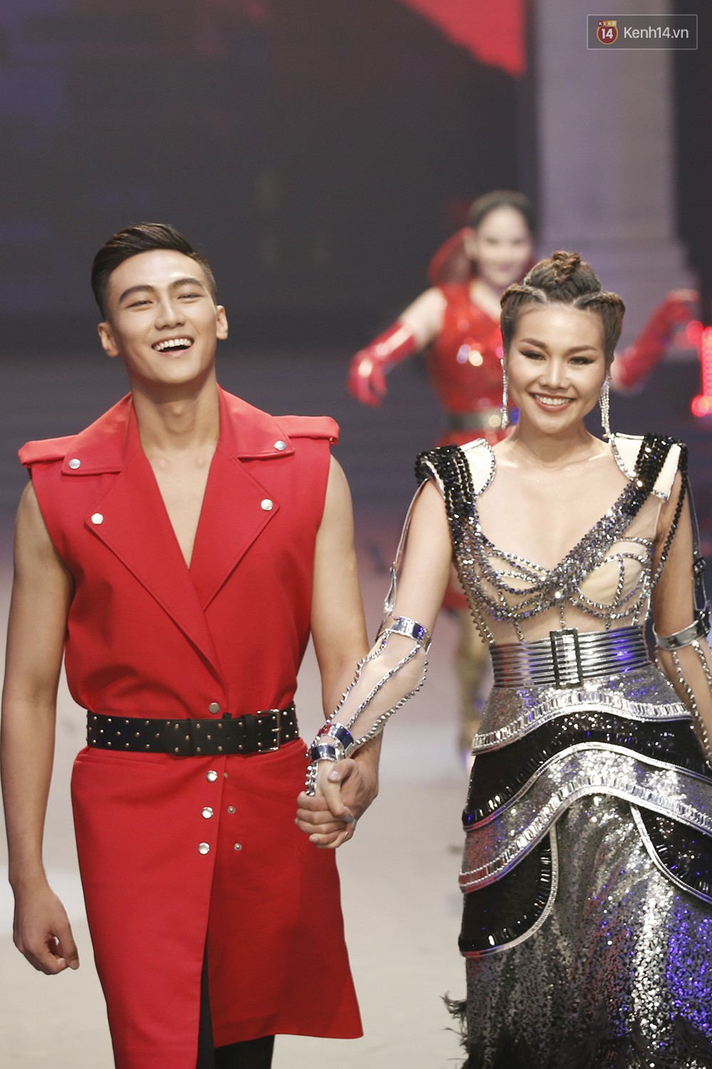 Hai thái cực khác biệt tại chung kết The Face: Mạc Trung Kiên thắng trong lẻ loi, team Hoàng Yến - Minh Hằng vui như trẩy hội - Ảnh 3.