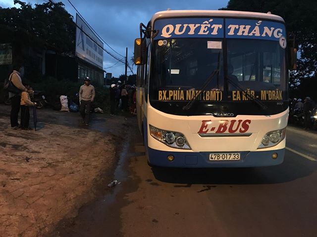 Vừa bước xuống xe, bé trai 5 tuổi bị xe buýt cán chết thương tâm - Ảnh 1.