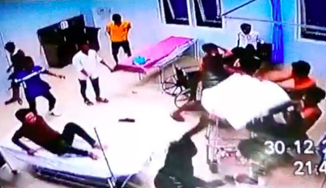 20 thanh ni&ecirc;n cầm hung kh&iacute; v&acirc;y r&aacute;p, đập ph&aacute; trụ sở c&ocirc;ng an v&agrave; qu&acirc;n sự - Ảnh 2.