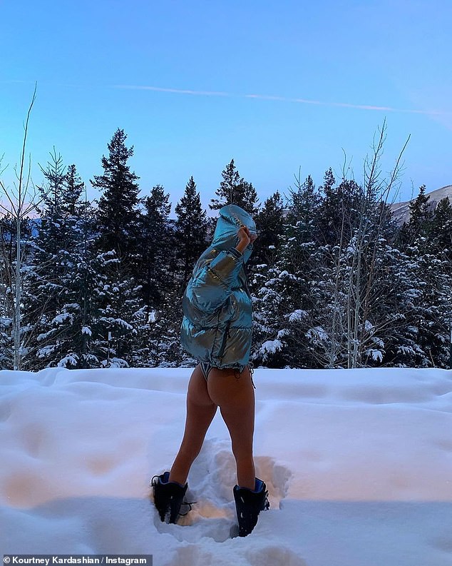 Học theo Kendall Jenner, chị cả nhà Kardashian làm dân tình thấy rét thay với màn mặc bikini hở hang giữa tuyết - Ảnh 3.