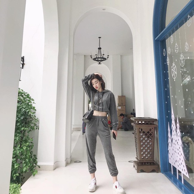 Street style sao Việt cuối năm: Hà Hồ không đi tất dù trời lạnh, Kỳ Duyên và Minh Triệu cùng diện đồ màu nóng - Ảnh 14.