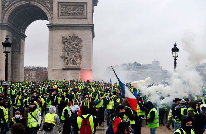 Vụ biểu tình ở Pháp: Clip cảnh sát Paris làm hòa với người biểu tình - Ảnh 2.
