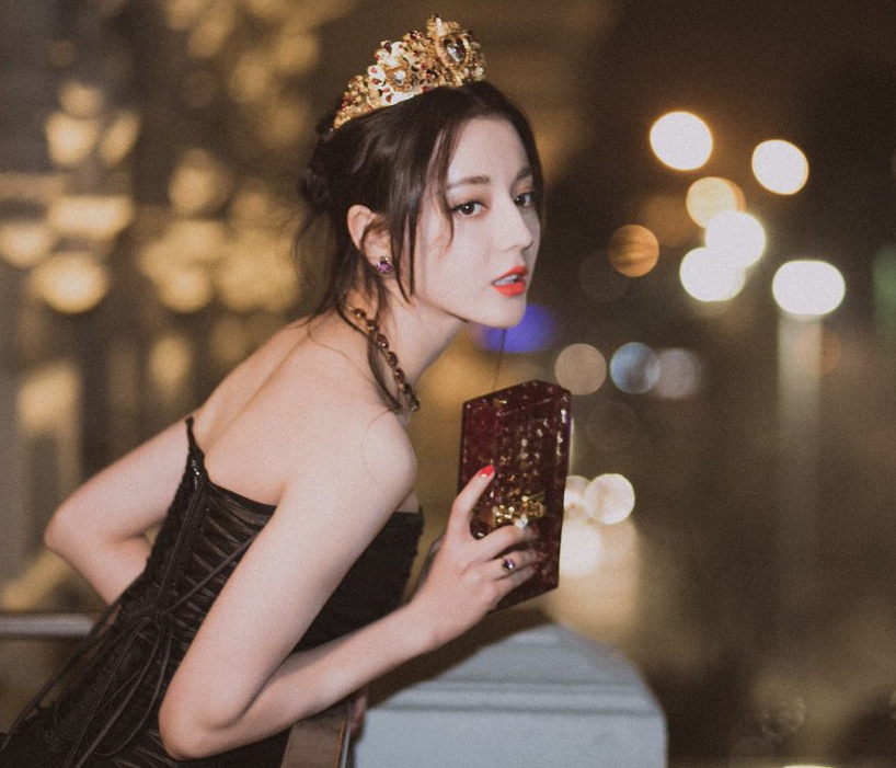 Tham gia quá nhiều sự kiện, bảo sao Địch Lệ Nhiệt Ba không có thời gian trau dồi diễn xuất - Ảnh 1. Tham gia quá nhiều sự kiện, bảo sao Địch Lệ Nhiệt Ba không có thời gian trau dồi diễn xuất - Ảnh 1.
