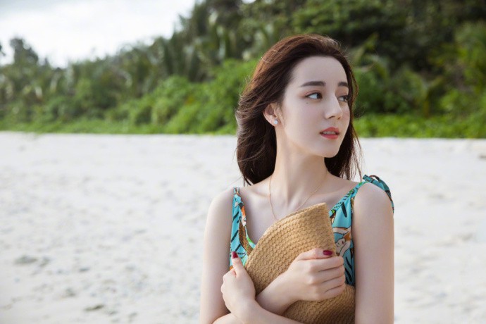 Tham gia quá nhiều sự kiện, bảo sao Địch Lệ Nhiệt Ba không có thời gian trau dồi diễn xuất - Ảnh 6. Tham gia quá nhiều sự kiện, bảo sao Địch Lệ Nhiệt Ba không có thời gian trau dồi diễn xuất - Ảnh 6.