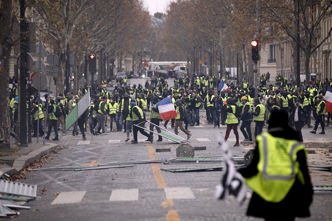 Pháp hoãn tăng thuế nhiên liệu sau cuộc biểu tình lớn nhất trong vòng 50 năm - Ảnh 1.