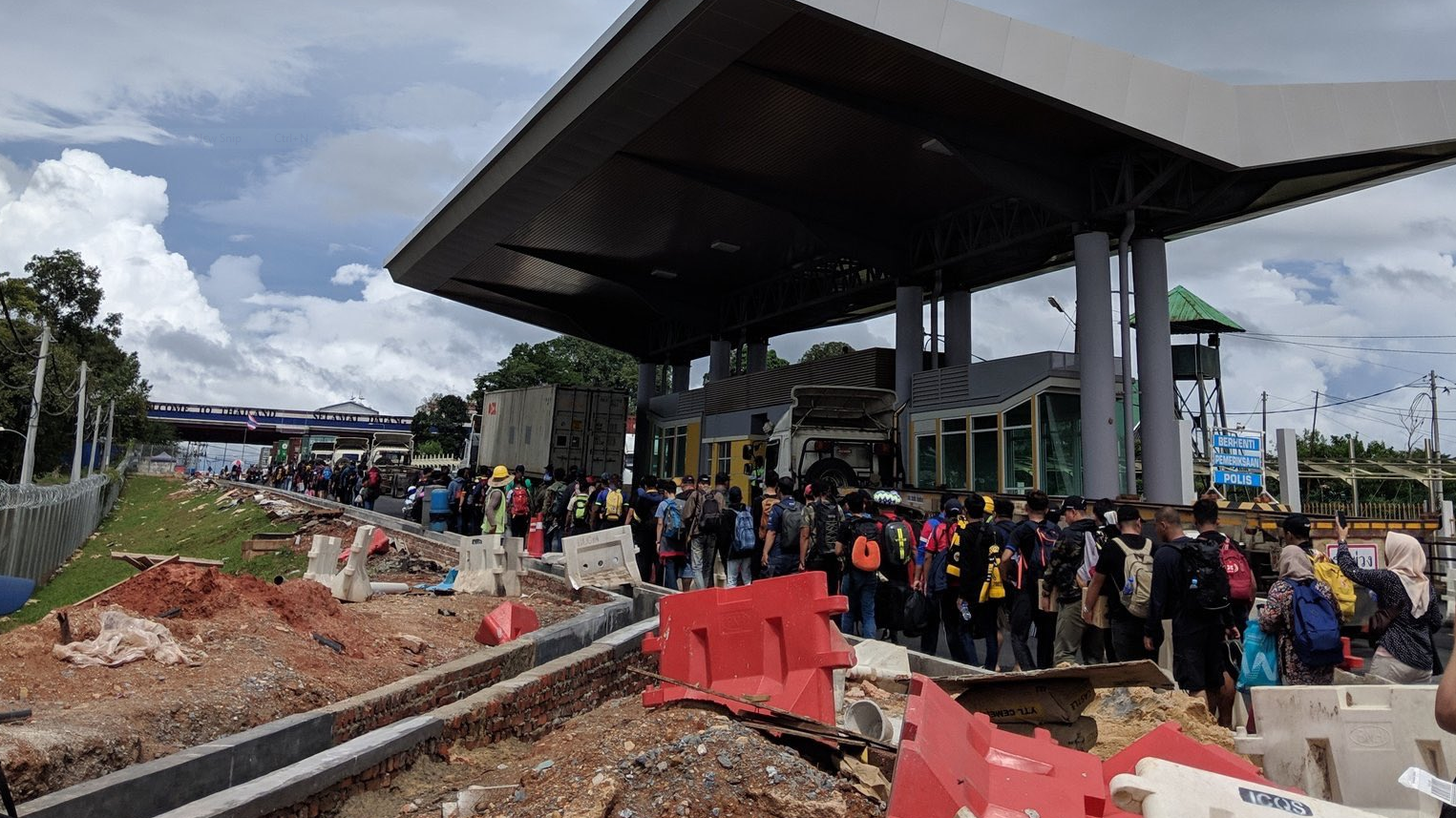 Cổ động viên Malaysia đi xe bus trong 24 tiếng để cổ vũ đội nhà tại bán kết AFF Cup 2018 - Ảnh 1. Cổ động viên Malaysia đi xe bus trong 24 tiếng để cổ vũ đội nhà tại bán kết AFF Cup 2018 - Ảnh 1.