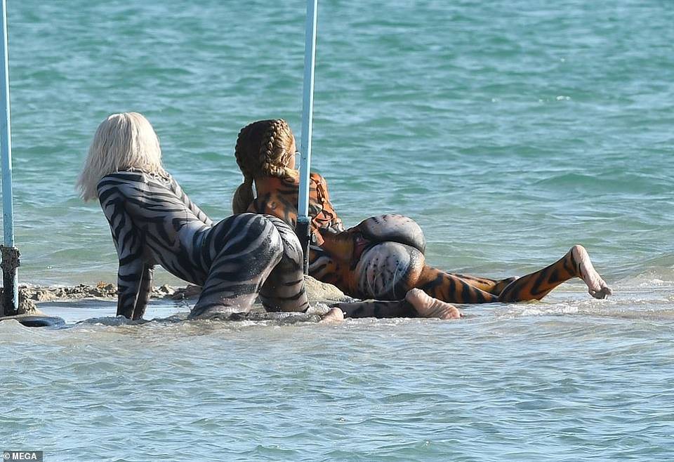 Đi biển nhưng vẫn nhớ sự hoang dã rừng xanh, Cardi B hóa thân thành Chúa sơn lâm đi tắm - Ảnh 6.