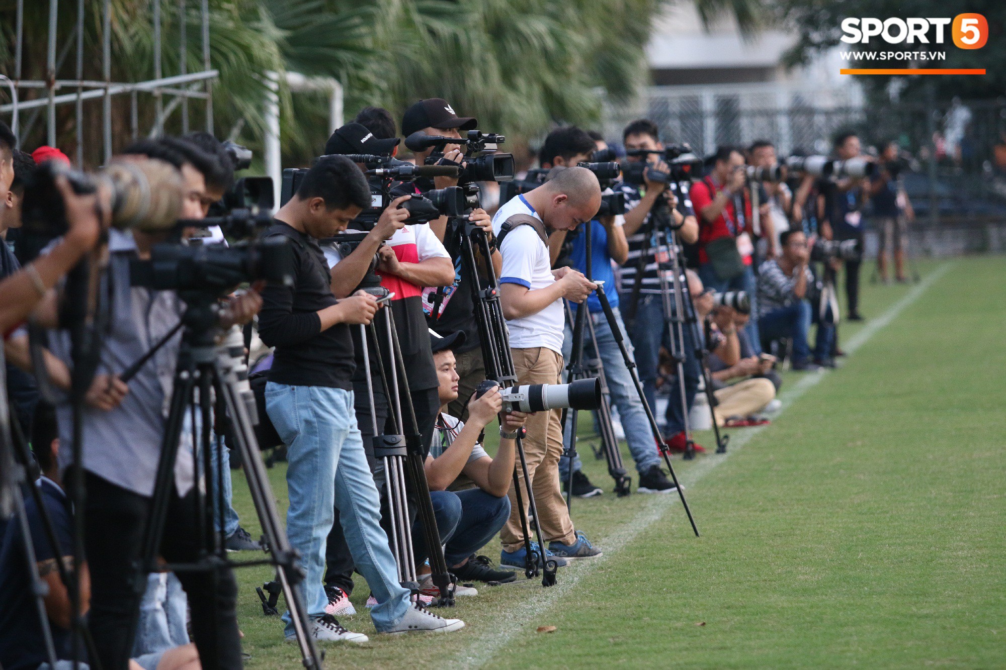 Tuyển Philippines thiệt quân trong buổi tập đầu tiên ở Việt Nam - Ảnh 9.