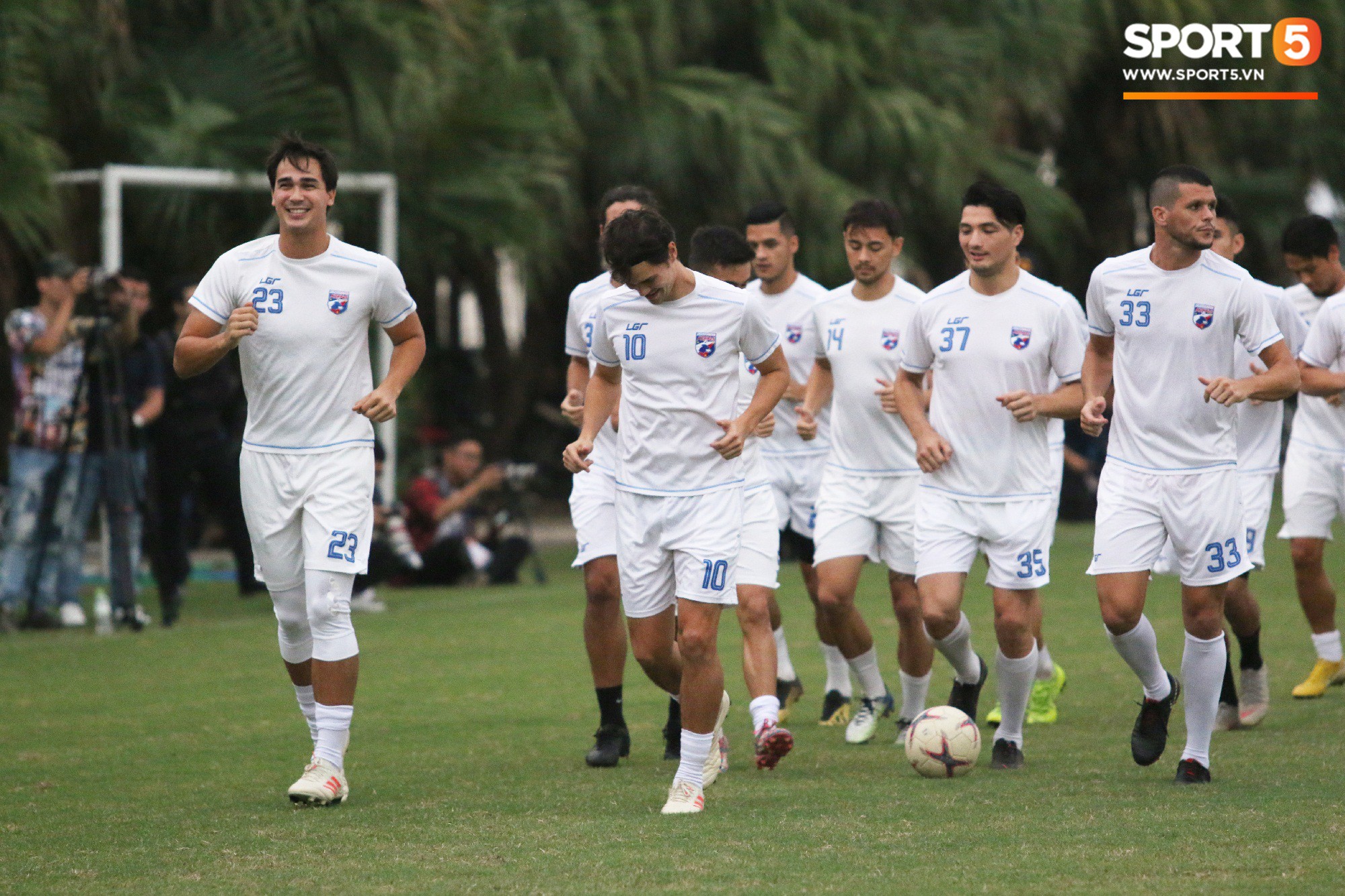 Tuyển Philippines thiệt quân trong buổi tập đầu tiên ở Việt Nam - Ảnh 7.