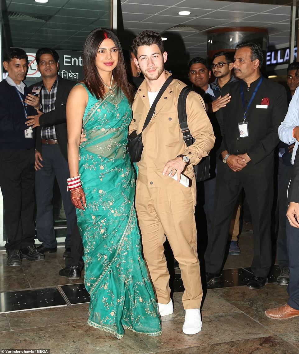 Nick Jonas và Hoa hậu Thế giới xuất hiện tình tứ tại sân bay sau đám cưới thế kỷ hoành tráng - Ảnh 1. Nick Jonas và Hoa hậu Thế giới xuất hiện tình tứ tại sân bay sau đám cưới thế kỷ hoành tráng - Ảnh 1.