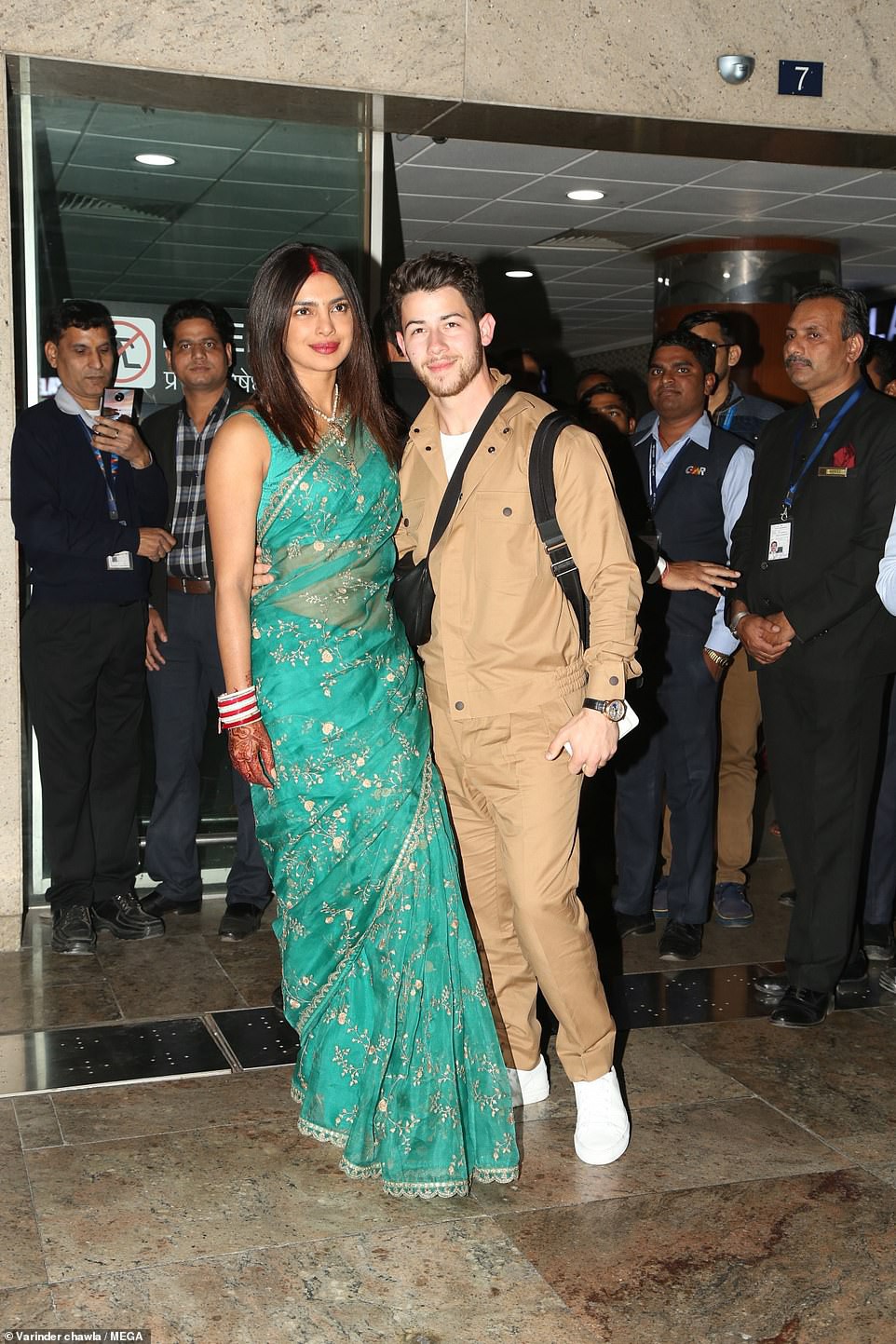 Nick Jonas và Hoa hậu Thế giới xuất hiện tình tứ tại sân bay sau đám cưới thế kỷ hoành tráng - Ảnh 2. Nick Jonas và Hoa hậu Thế giới xuất hiện tình tứ tại sân bay sau đám cưới thế kỷ hoành tráng - Ảnh 2.