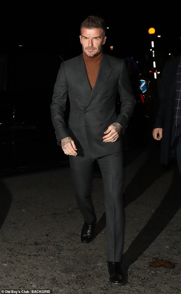David Beckham bỗng cau mày khó chịu khi đi dự tiệc cùng Victoria và con trai cả Brooklyn - Ảnh 1.