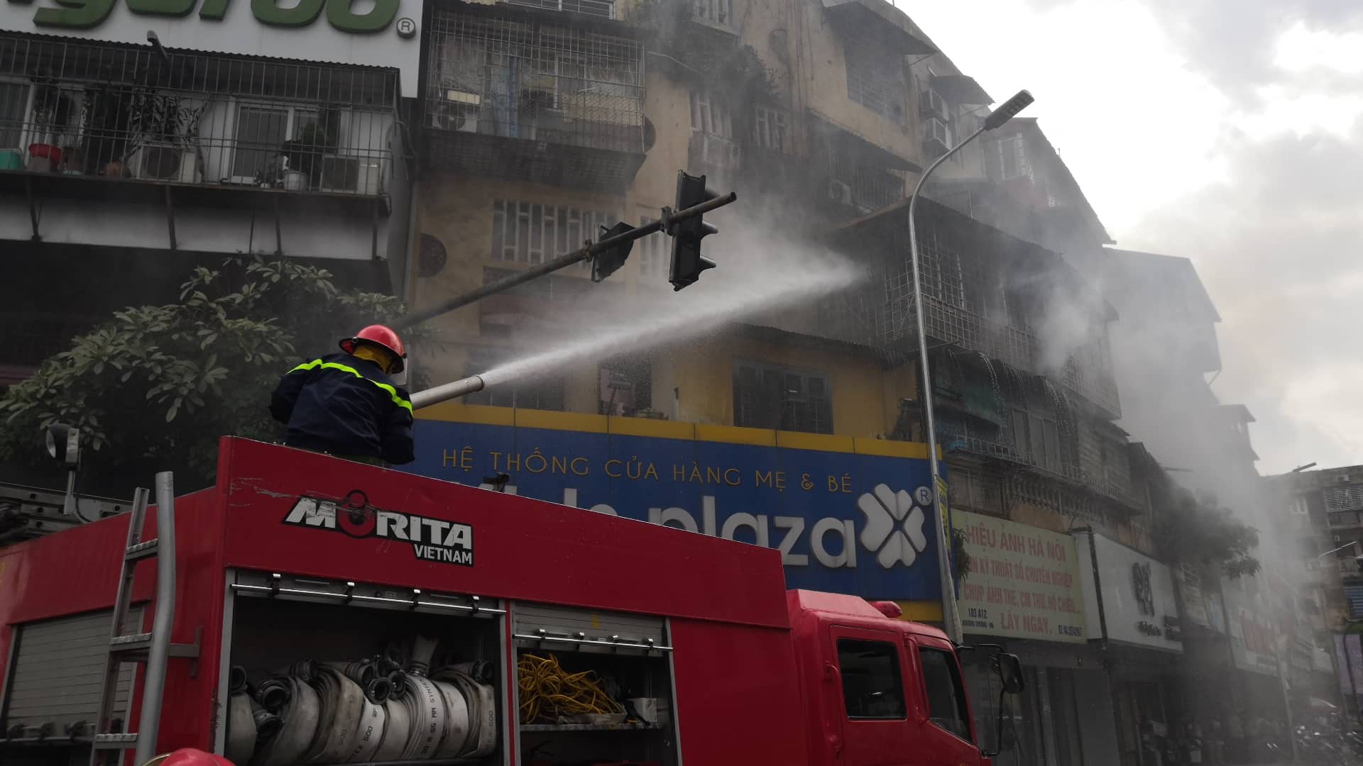 Vụ cháy khu tập thể A12 Khương Thượng, ngã tư Phạm Ngọc Thạch (Hà Nội) - Ảnh 2.