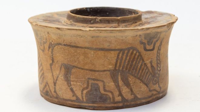 Mua được cái cốc để bàn chải hay hay, ông chú dùng chán chê mới biết là cổ vật 4000 năm tuổi - Ảnh 1.