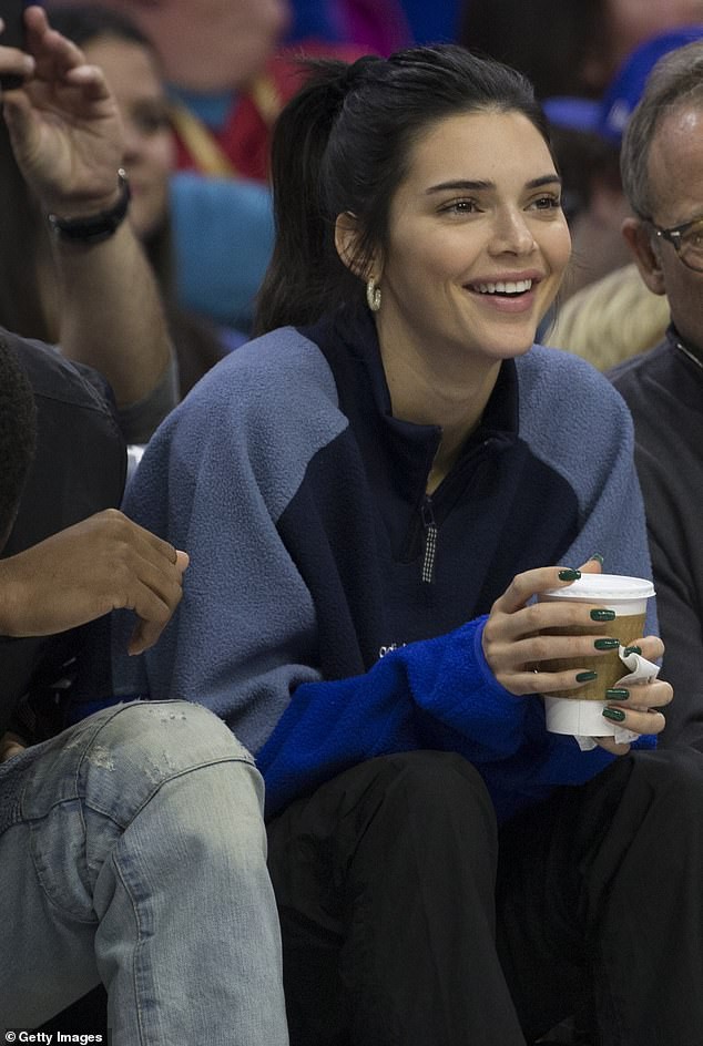 Kendall Jenner vẫn tươi tắn đến xem bạn trai chơi b&oacute;ng rổ d&ugrave; bị gần 10.000 người đ&ograve;i cấm cửa - Ảnh 1.