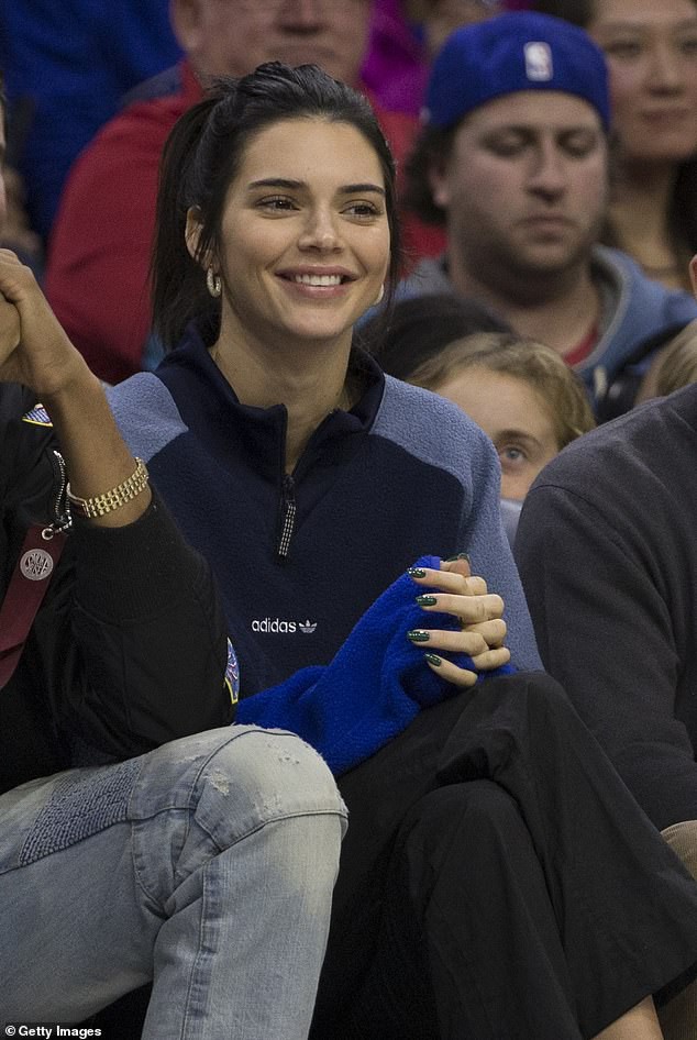 Kendall Jenner vẫn tươi tắn đến xem bạn trai chơi b&oacute;ng rổ d&ugrave; bị gần 10.000 người đ&ograve;i cấm cửa - Ảnh 3.