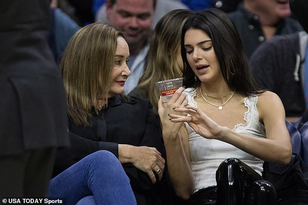 Kendall Jenner vẫn tươi tắn đến xem bạn trai chơi b&oacute;ng rổ d&ugrave; bị gần 10.000 người đ&ograve;i cấm cửa - Ảnh 5.