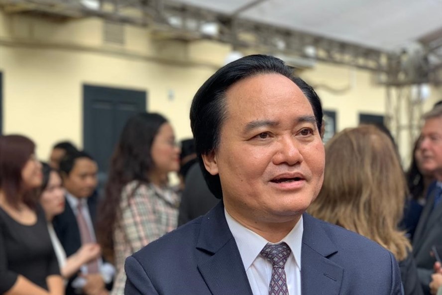 Bộ trưởng Phùng Xuân Nhạ nói về đề xuất tiếng Anh là ngôn ngữ thứ 2 - Ảnh 1. Bộ trưởng Phùng Xuân Nhạ nói về đề xuất tiếng Anh là ngôn ngữ thứ 2 - Ảnh 1.